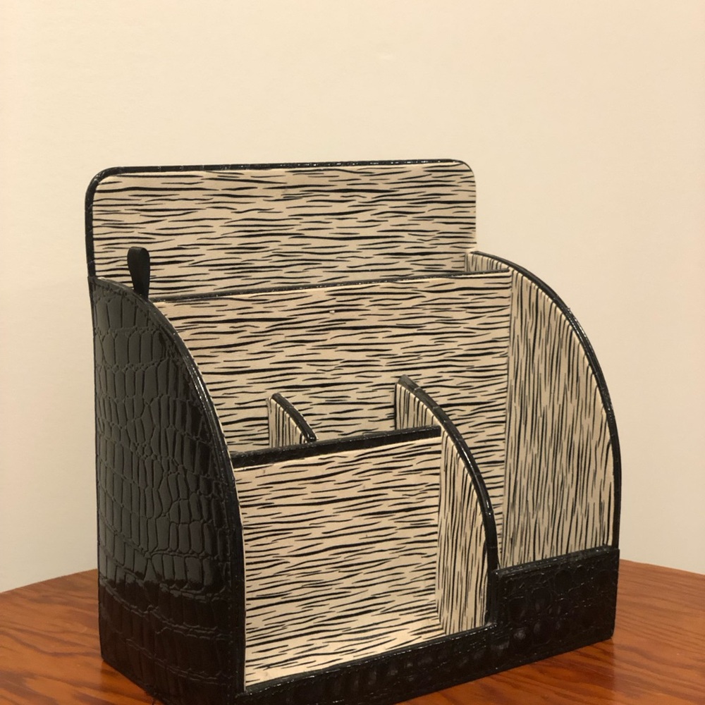 Black and Cream Animal Print Organizer
